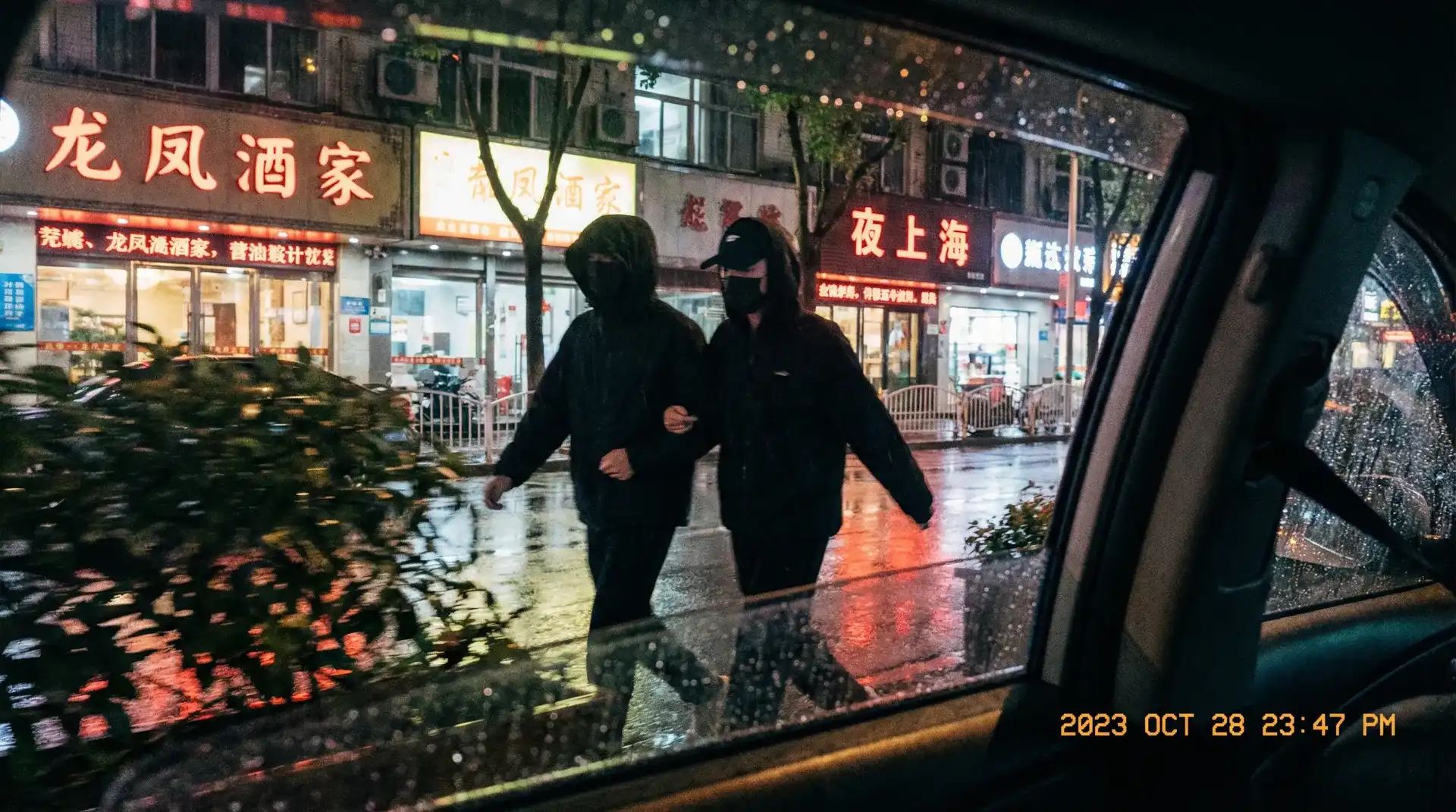 henhencao.com 狠狠操视频 - 顶流明星深夜密会现场抓拍照片